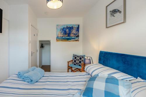 En eller flere senge i et værelse på 1 Bed in Teignmouth oc-s30458