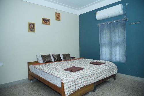 En eller flere senge i et værelse på Brown Spring Home Stays