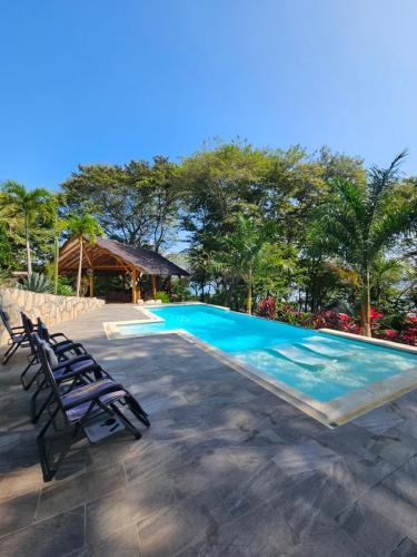 Beach resort playa Leona في Gigantes: مسبح وكراسي صالة ومنتجع