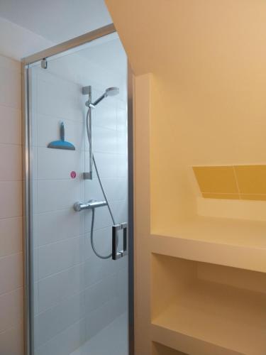 Koupelna v ubytování Résidence Marie Galante Locmaria avec piscine