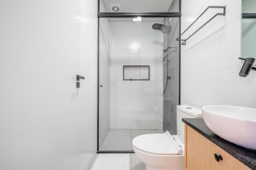 Pousada Encanto da Vila في بلوميناو: حمام مع دش ومرحاض ومغسلة