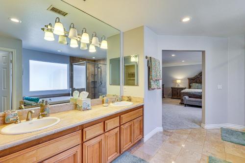 Et badeværelse på Spectacular Ocean View! Luxe Condo in San Clemente