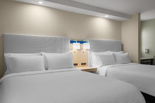 Кровать или кровати в номере Garner Hotel Mahwah by IHG