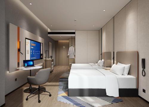 Una cama o camas en una habitación de Holiday Inn Express Chengdu Phoenix Mountain by IHG