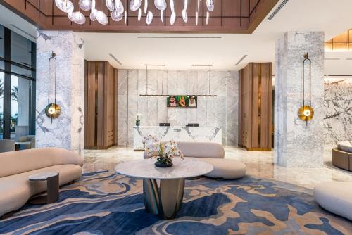 una hall con divani e tavolo di Crowne Plaza Al Jubail by IHG a Al Fanātīr