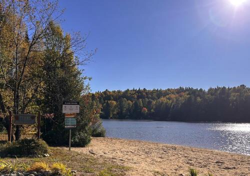 Le Colibri في Saint Come: علامة على شاطئ بجوار تجمع للمياه