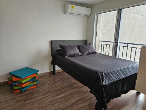 Una cama o camas en una habitación de Apartaestudio