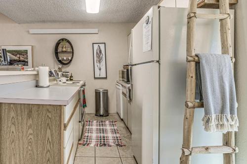 Billede fra billedgalleriet på Walk to Midtown Ruidoso! Cozy Eagles Nest Condo i Ruidoso