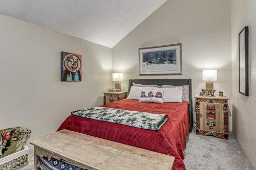 En eller flere senge i et værelse på Walk to Midtown Ruidoso! Cozy Eagles Nest Condo