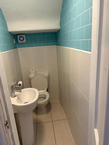 Uma casa de banho em Cozy & Comfy Apartments Dundee