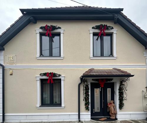 een huis versierd voor kerst met strikken op de ramen bij Tudors Rooms in Mediaş