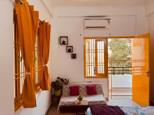 Postel nebo postele na pokoji v ubytování Stylish Private Room Kitchen Central Varanasi