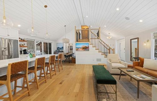 Loma House في Sawyer: غرفة معيشة مع مطبخ وغرفة طعام