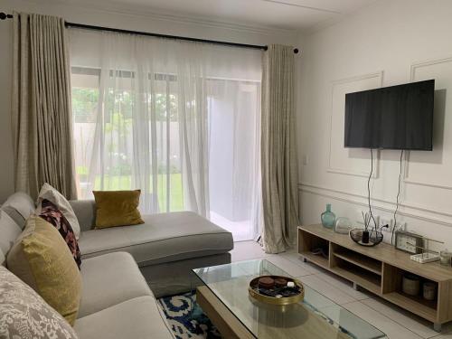 Et tv og/eller underholdning på Stunning 2Bed Garden Apartment