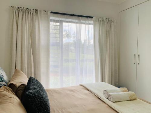 En eller flere senge i et værelse på Stunning 2Bed Garden Apartment