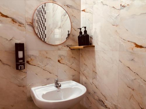 Koupelna v ubytování Stylish Private Room Kitchen Central Varanasi