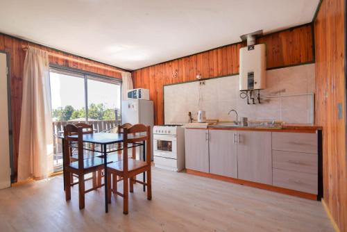 Una cocina o cocineta en Cabañas Neuquen