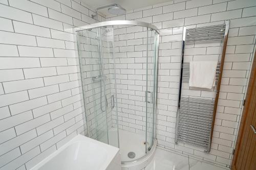 Et badeværelse på Norfolk City Centre 3BR Escape