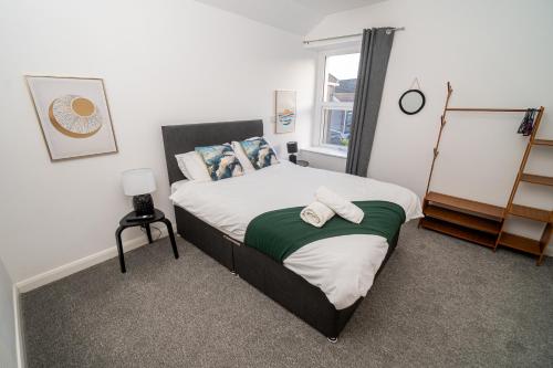 En eller flere senge i et værelse på Norfolk City Centre 3BR Escape
