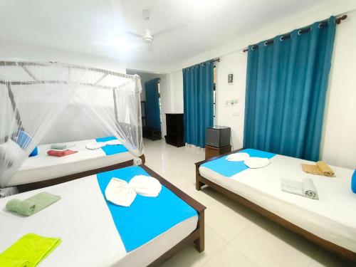 Кровать или кровати в номере Azure Mirissa