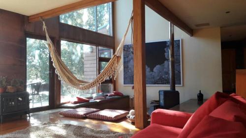 Una sala de estar con una hamaca en una casa. en Preciosa casa rural, Llau llao,Castro, Chiloé, en Castro