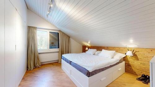 4,5-Zimmer-Dachgeschosswohnung mit Ausrichtung zur Sonne!!!