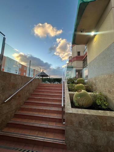 una rampa di scale che conduce a un edificio di Golden Apartment a La Garita