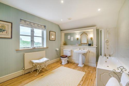 Et badeværelse på 5 Bed in Bleadney oc-r33959