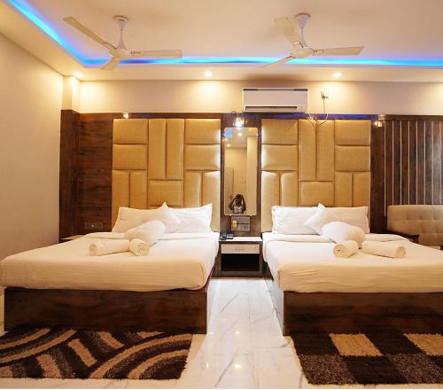 a bedroom with two beds and a mirror at Resort K Sea View Mandarmoni in Mandarmoni