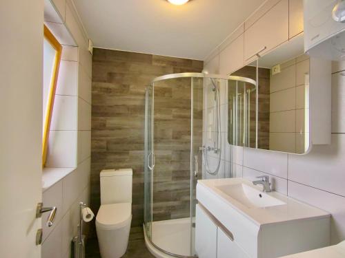 een badkamer met douche, wastafel en toilet bij Villa Petz in Brežice
