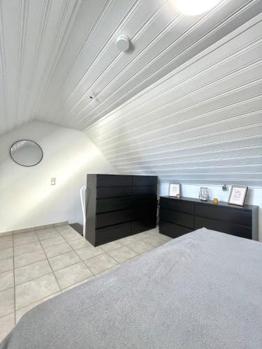 リューネンにあるGemütliche & voll ausgestattete Stadtwohnungの白い天井とベッドのある寝室