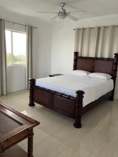 een slaapkamer met een bed en een plafondventilator bij So Suite, Negril with seaview in Negril