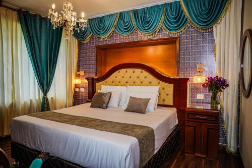 a bedroom with a large bed in a room at HC Gatsby Hoteles in Arequipa