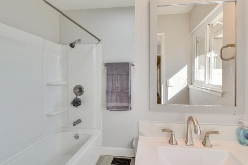 マーセドにある2 Mi to UC Merced Modern Home with Private Yardの洗面台と鏡のある白いバスルーム