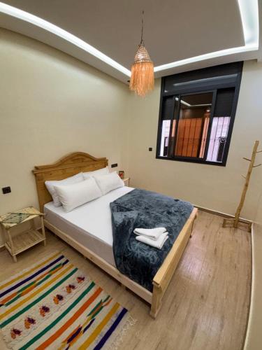 een slaapkamer met een groot bed en een raam bij Breeze surf lodge in Tamraght Ouzdar