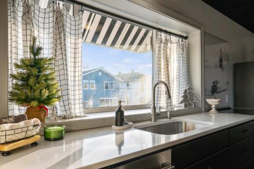 Кухня или мини-кухня в The 418. An 1866 Build with Modern Comforts
