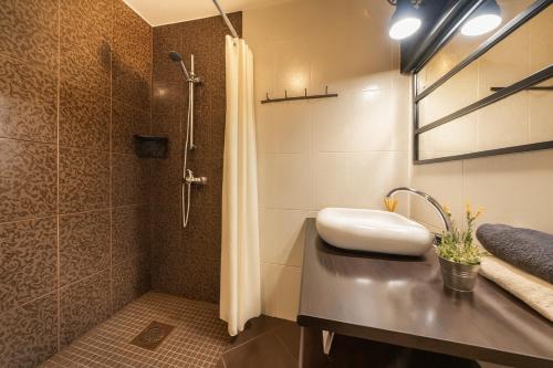 Phòng tắm tại Old Town Penthouse 2 Bedroom Suite on Two Floors