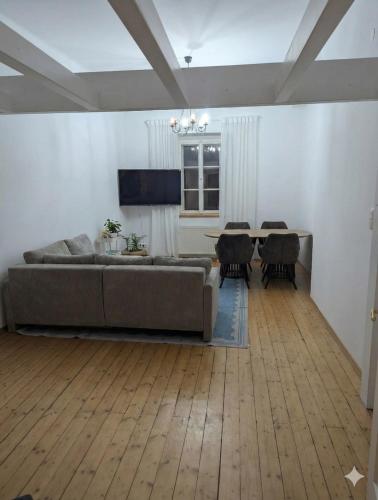 uma sala de estar com um sofá e uma mesa em Stylish Old Town Apartment with Infrared Sauna em Linz