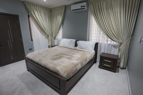 En eller flere senge i et værelse på BMS Lodge