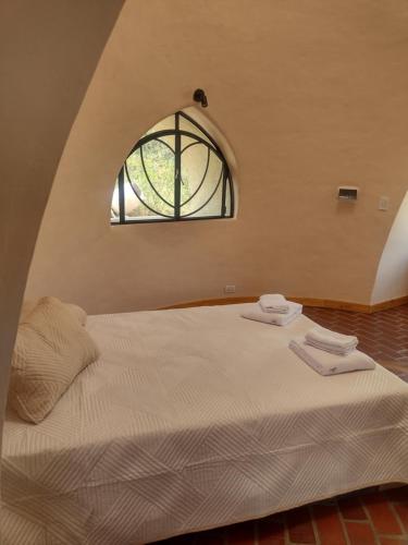 una camera da letto con un letto grande con una finestra di Cabañas Las Luciérnagas a San Javier