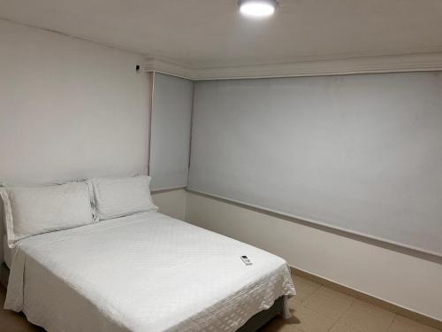 En eller flere senge i et værelse på R11 Riohacha lindo, cómodo y seguro apartamento con balcón mirando el mar