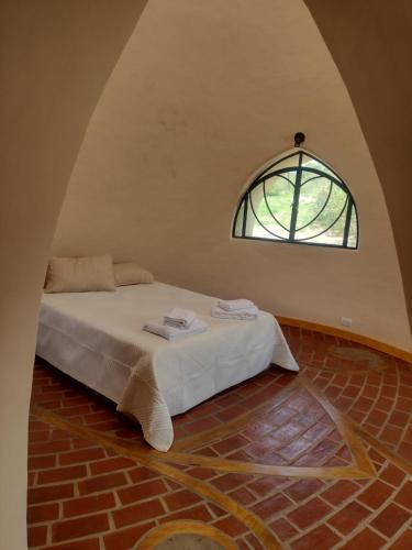 een slaapkamer met een bed en een raam in een kamer bij Cabañas Las Luciérnagas in San Javier