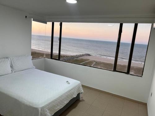 En eller flere senge i et værelse på R11 Riohacha lindo, cómodo y seguro apartamento con balcón mirando el mar
