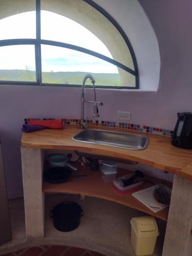 una cucina con un lavandino e una finestra di Cabañas Las Luciérnagas a San Javier