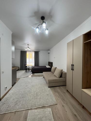 Postel nebo postele na pokoji v ubytování Raduga West Apartments