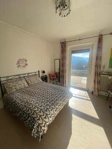 Ένα ή περισσότερα κρεβάτια σε δωμάτιο στο Appartamento Lella con meravigliosa vista vicino alle Terme zona Bagni