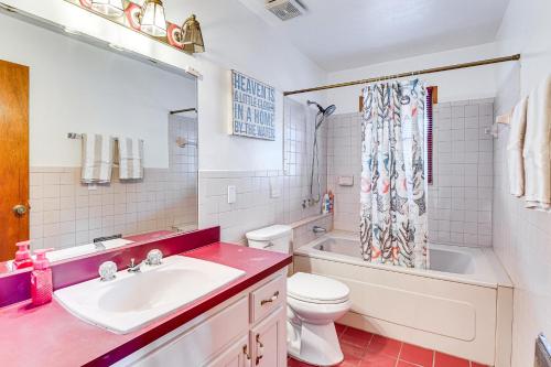 Ένα μπάνιο στο Dog-Friendly Home with Dock on Suwannee River!