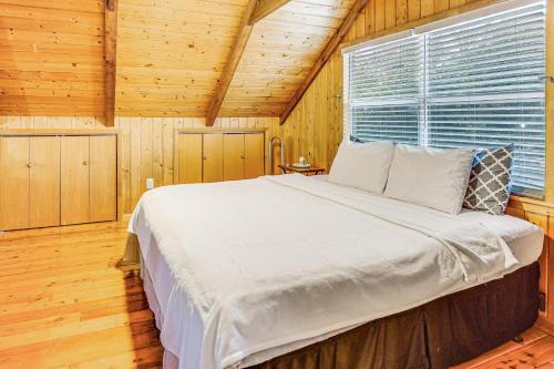 Ένα ή περισσότερα κρεβάτια σε δωμάτιο στο Dog-Friendly Home with Dock on Suwannee River!