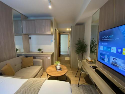 Una televisión o centro de entretenimiento en El Suite