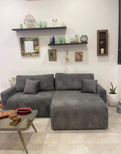 La perle de la marsa في المرسى: غرفة معيشة بها أريكة وطاولة